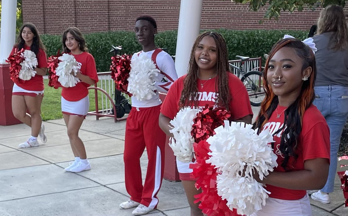 JaeLee0423's tweet photo. We had a wonderful first day of school here @AnnandaleAtoms! It was amazing to see all of our students back in our building! This is going to be an awesome year! #AtomNation #FirstDayFairfax https://t.co/N3hkGYsHjM