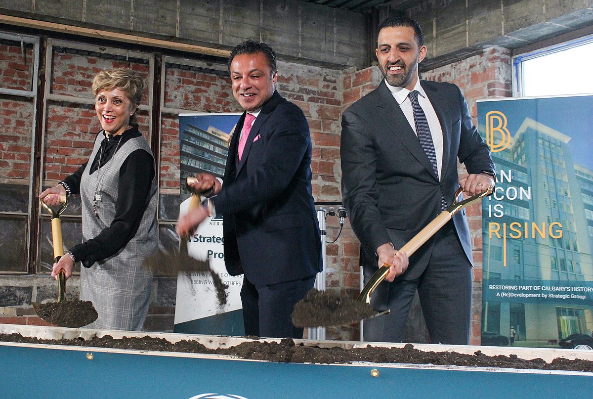 CoryBMorgan's tweet image. Mayor Jyoti Gondek &amp;amp; LIberal MP George (the porch pirate) Chahal happily did the groundbreaking for the Barron Building conversion. 

Since then, construction has stalled, a downtown road lane is closed, contractors are waiting for payment, the projected costs have doubled, and…
