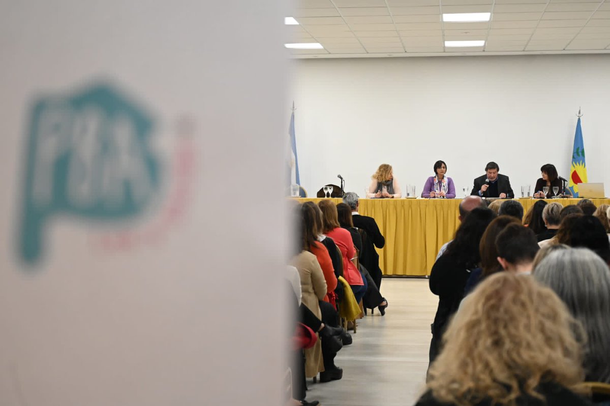 BAeducacion's tweet photo. 📍En #MardelPlata, el ministro @AlbertoSileoni participó del segundo Encuentro Provincial de inspectores de Nivel Primario. https://t.co/6zHWRTLM7v