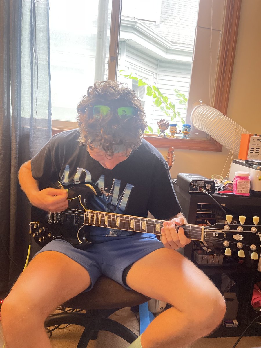 Absolutely locked in and finished all the guitar tracking for the new record 📈📈📈