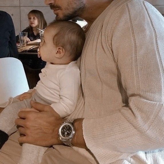 luz_kaa_'s tweet photo. Esmeralda y Gabriel eran los bisabuelos más felices del mundo, incluso estaba seguro de que mi Sol le gustaba estar con ellos y eso, eso no me agradaba.

Era mi hija, ¿cómo que quería a sus bisabuelos? Ya hablaría con la pequeña sobre eso. Sería una conversación muy seria. https://t.co/7a8gDqEL1S