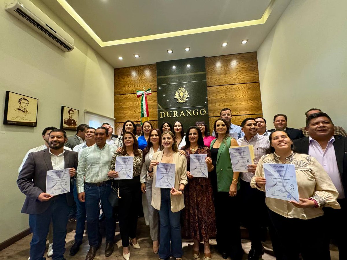 BernabeAguilarC's tweet photo. Con orgullo recibo la constancia que me acredita como Diputado en la Septuagesima Legislatura del Estado de #Durango. Gracias a cada una de las personas que colaboraron en recorrer el #DistritoXV, las comunidades indígenas tienen a su legítimo representante 🇲🇽 #morenacrece https://t.co/cPMeokr4xU