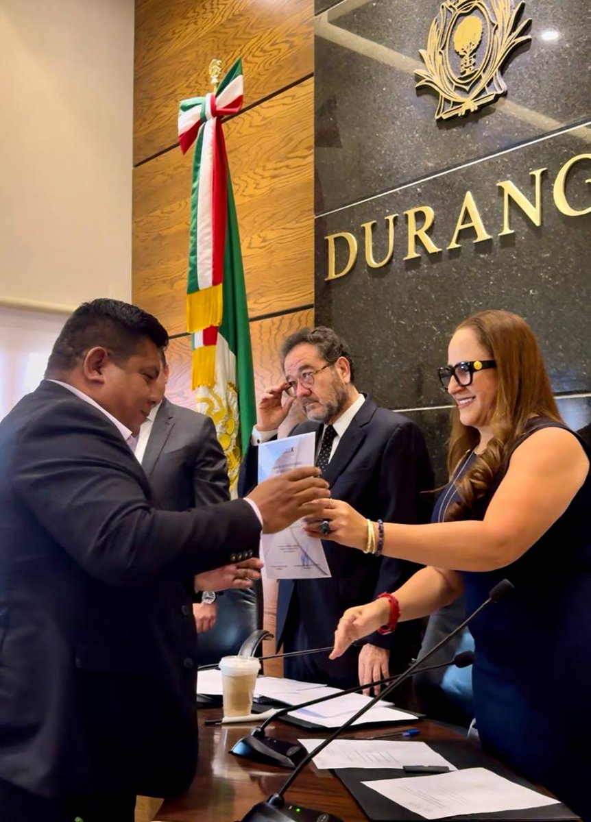 BernabeAguilarC's tweet photo. Con orgullo recibo la constancia que me acredita como Diputado en la Septuagesima Legislatura del Estado de #Durango. Gracias a cada una de las personas que colaboraron en recorrer el #DistritoXV, las comunidades indígenas tienen a su legítimo representante 🇲🇽 #morenacrece https://t.co/cPMeokr4xU
