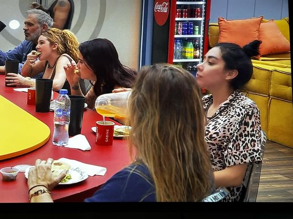 MrBrainer_'s tweet photo. Karime le dijo a Sabine que se sentara a lado de ellas para que les siguiera pasando información y Sian y Adrián escucharon JAJAJAJAJA eso, reinaaa, sigue sembrando la duda
#LaCasaDeLosFamososMx #LaCasaDeLosFamososMexico #LCDLFMX2 https://t.co/TUJmekMA4m