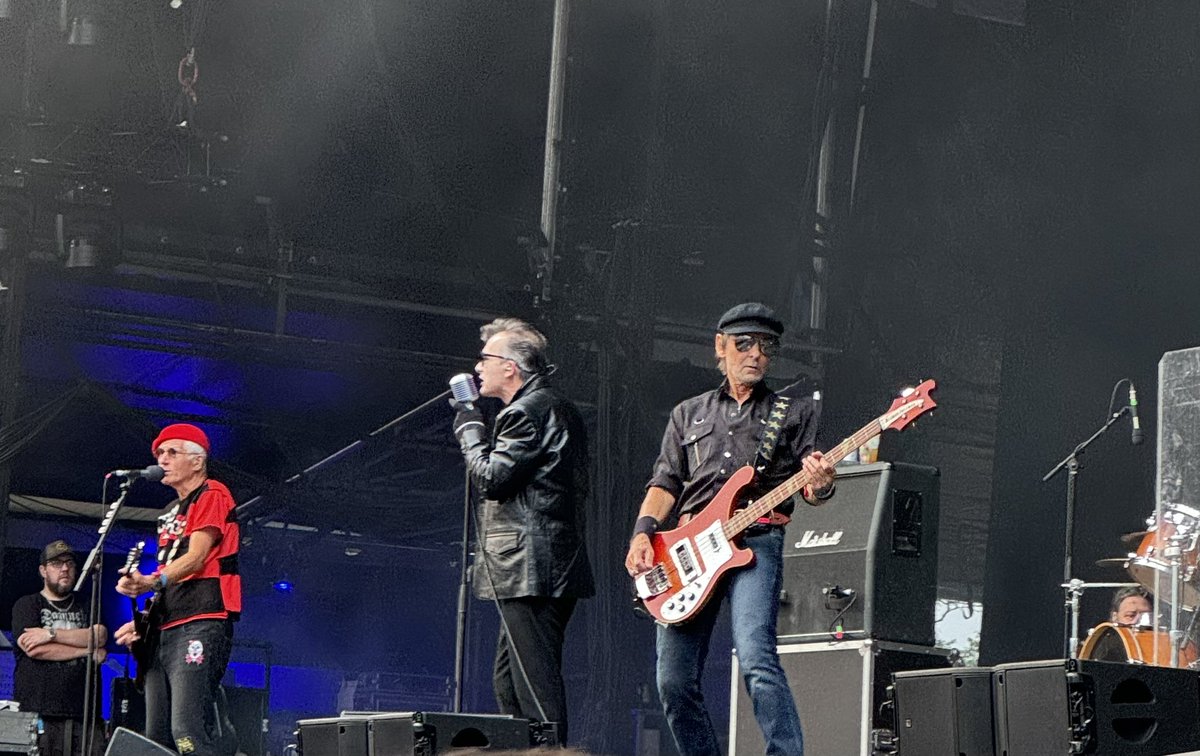 Sausage Fingers (@kcarlingk) on Twitter photo Another <a href="/BDsfestival/">Beautiful Days</a> do me and the best one yet. Superb sets by Lottery Winners, King Kong Company, Leylines, <a href="/GazBrookfield/">Gaz Brookfield</a> , Nick Parker and of course <a href="/the_levellers/">Levellers</a> But the cherry/icing was definitely The Damned. Waited 40 years to see those chapsโฆ Another <a href="/BDsfestival/">Beautiful Days</a> do me and the best one yet. Superb sets by Lottery Winners, King Kong Company, Leylines, <a href="/GazBrookfield/">Gaz Brookfield</a> , Nick Parker and of course <a href="/the_levellers/">Levellers</a> But the cherry/icing was definitely The Damned. Waited 40 years to see those chapsโฆ