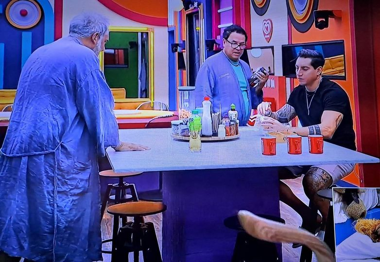 MrBrainer_'s tweet photo. Mayito: Bienvenidos a la nueva fonda "Los amigos" donde cada quien podrá servirse y comer lo que les dé la gana.
#LaCasaDeLosFamososMx #LaCasaDeLosFamososMexico #LCDLFMX2 https://t.co/XDdJTZGZCJ