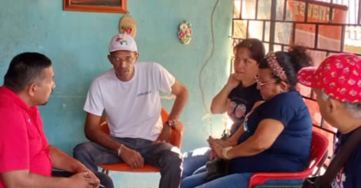 PsuvEmmanuel's tweet photo. Cojedes : En el marco del despliegue para el debate de la ley contra el fascismo , Neofascistas y expresiones similares ,  la enlace del Psuv Petra Nervo, abogado Arquimides Quintana y  diputado Emmanuel Delgado Seguimos en el municipio Lima Blanco. https://t.co/ud9ZE2QUql