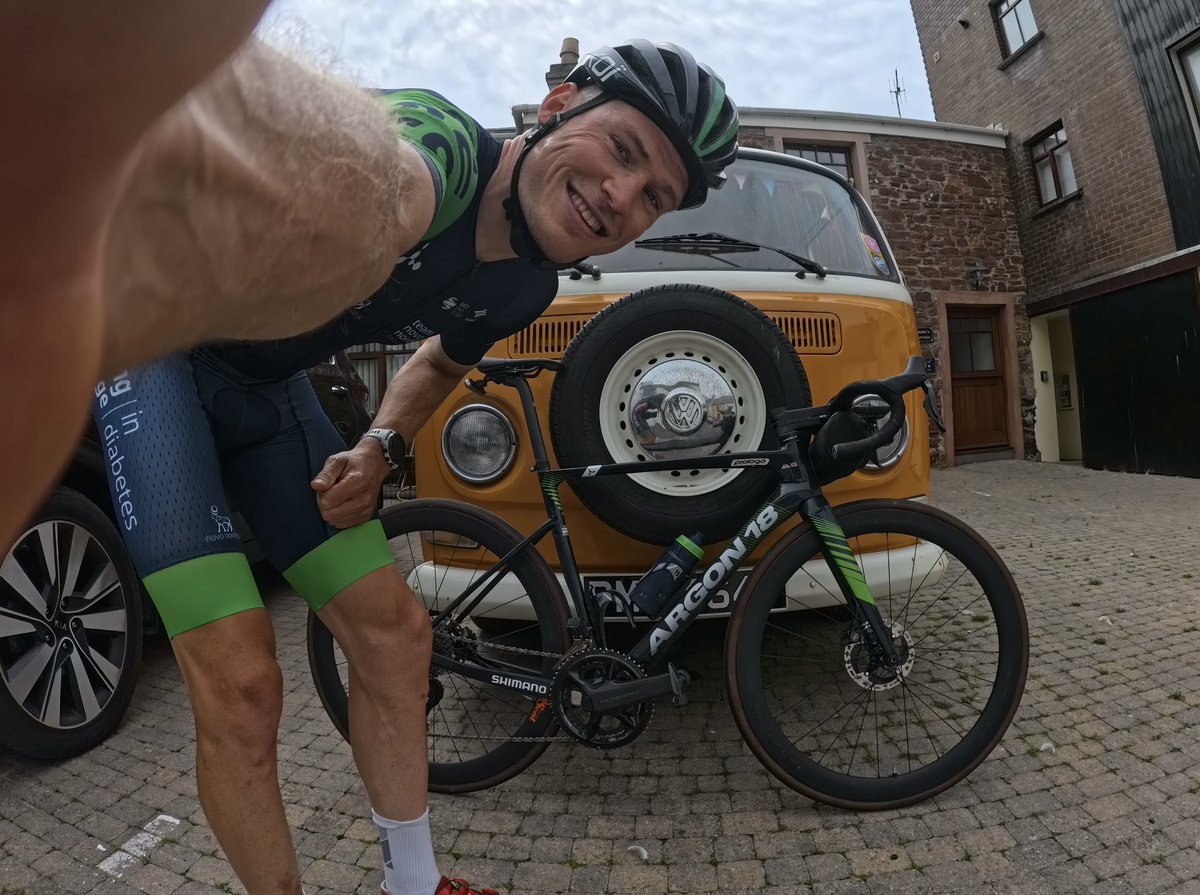 2/3 Iconic 🚲🚌😊. You choose? 🤣 #iconic⁣