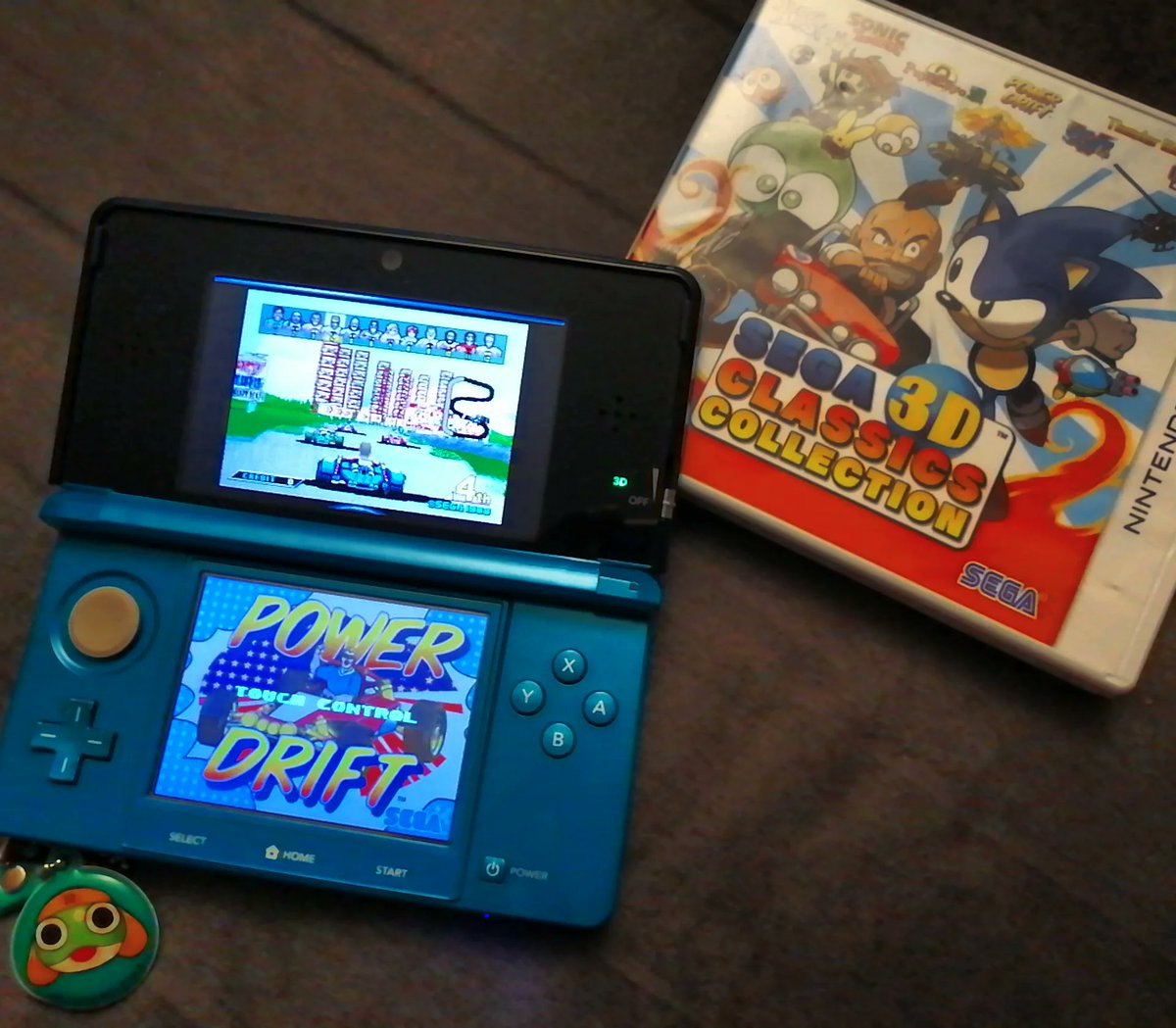 Freakazoid999's tweet photo. Power Drift en 3D ! #powerdrift #arcade #segaam2 #yusuzuki #sega3dclassicscollection #sega #nintendo #3ds #retrogaming #classicgaming https://t.co/qBLYJtg0qs