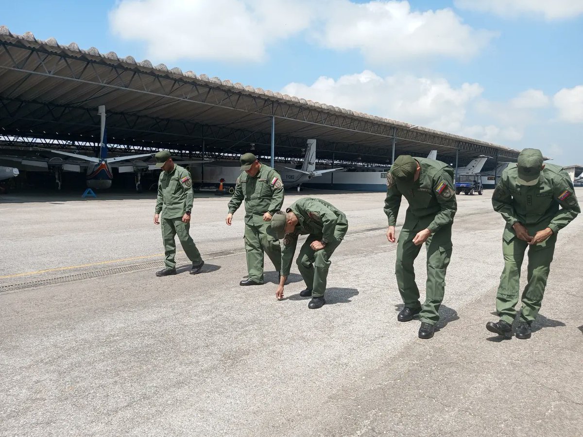 ejb_cavcm's tweet photo. 📢 #Entérate|| FOE, es un acrónimo de uso frecuente en la Aviación para describir los daños causados a las aeronaves por objetos extraños, es por ello, que en esta prestigiosa unidad, se realizó recolección de material FOE a fin de prevenir cualquier daño.
#FANB
#19Ago https://t.co/jEsB5P6MLC