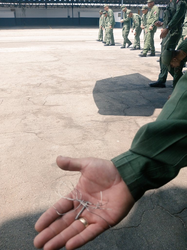 📢 #Entérate|| FOE, es un acrónimo de uso frecuente en la Aviación para describir los daños causados a las aeronaves por objetos extraños, es por ello, que en esta prestigiosa unidad, se realizó recolección de material FOE a fin de prevenir cualquier daño.
#FANB
#19Ago