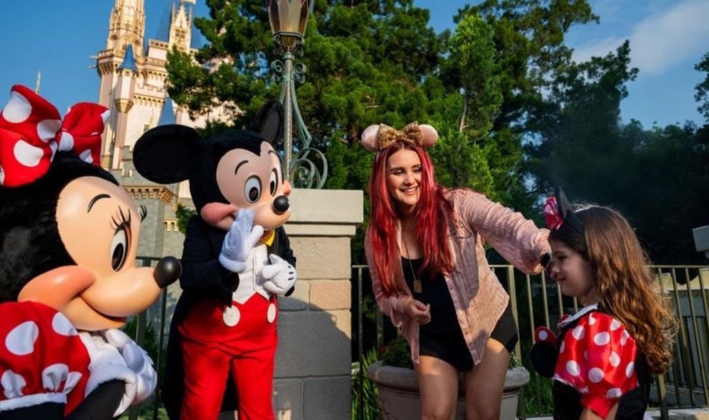reignecho's tweet photo. o sorriso da dulce de mamãe babona olhando pra mapi toda felizinha vendo o mickey 🥹♥️ https://t.co/odUU2NOqzD