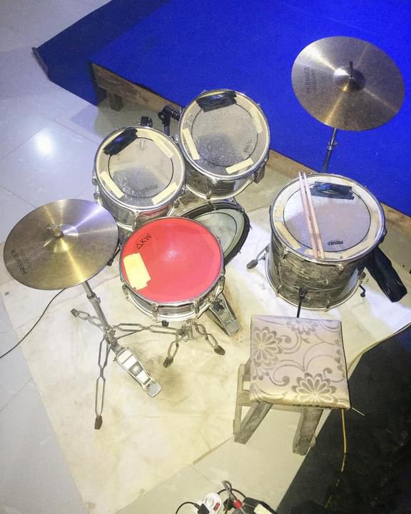 samzytude's tweet image. And here's📍this memorable drumset🫡... The Jam Block &amp;amp; Red Coated Snare Drumhead from @sticksandsnares sure made a massive difference.   Nostalgic thoughts, really💭

#drumset #drumsetup #drummerlife #jamblock