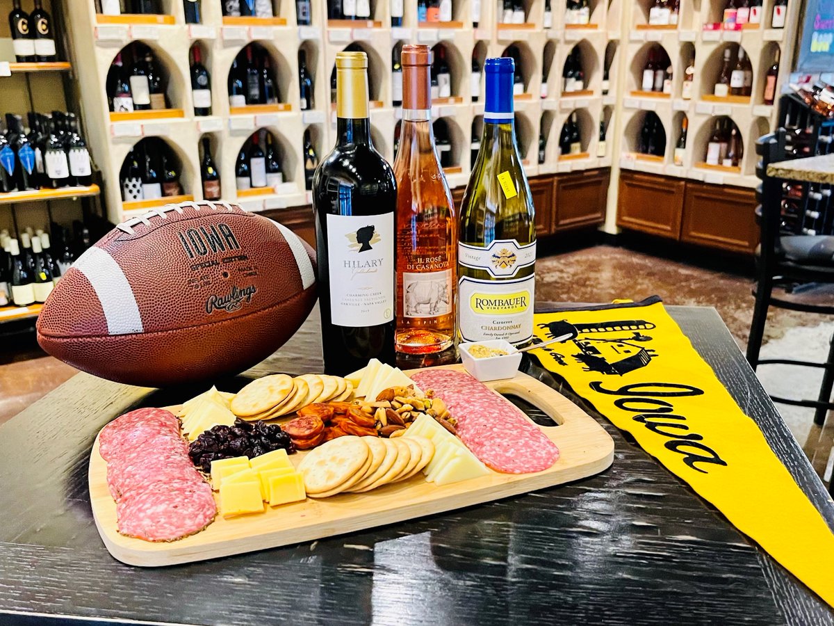 WineStyles_IRL's tweet image. Hawkeye football starts in 12 days! Thinking ahead to your tailgate prep, keep us in mind for beer, wine, and of course our to-go charcuterie boards!  (We kindly ask for a  24-hour notice on the boards)  🧀  🍾 🍷 🍺

#footballseason #tailgateprep #wine #beer #charcuterie