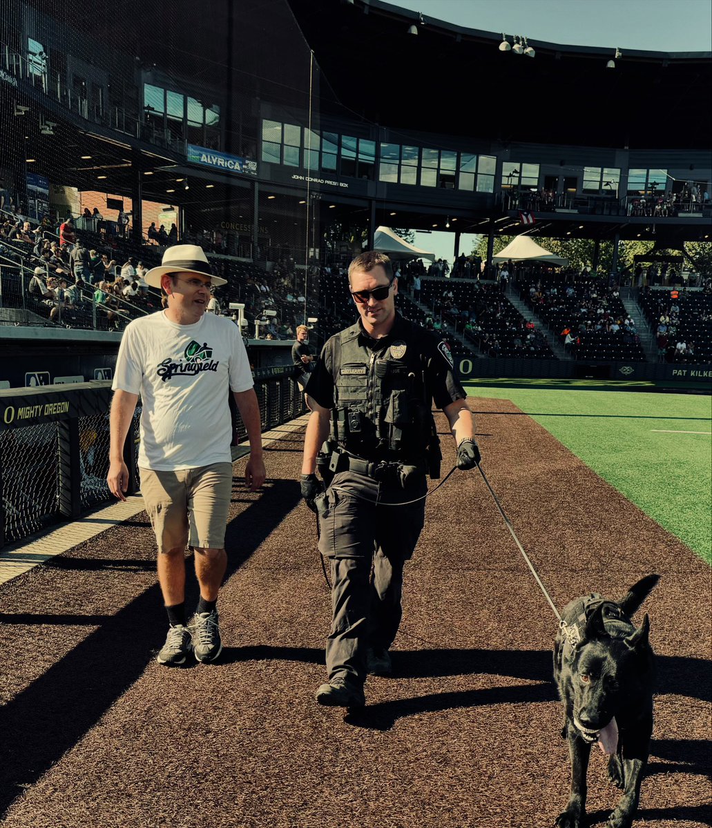 Thank you, #Springfield, for joining me last night to celebrate Springfield Night at the Eugene Emeralds. 

Thank you, <a href="/SPDOregon/">Springfield Police Department - Oregon</a> K9 Kirby and Kirby’s dad (Officer O’Leary) for throwing out (delivering?) the first pitch.