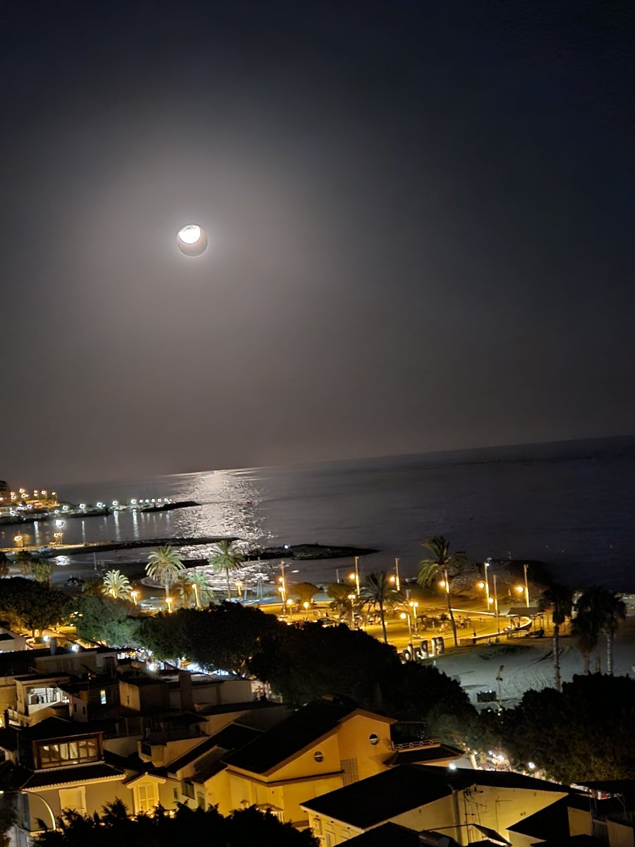 los4tiempos's tweet photo. La luna se observa un 16% más grande de lo habitual y se ilumina un 30% más. Esto se debe a que se encuentra  en el punto más cercano que pasar su orbita de la Tierra. Esto se ha observado en Málaga hoy lunes 19 de agosto a las 21:25. https://t.co/rlQWg0V955