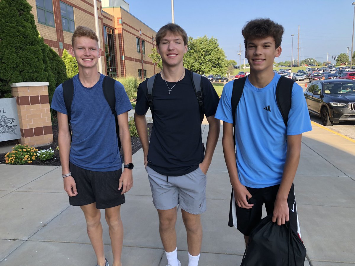 OneRockwood's tweet photo. Students and staff members at Lafayette High are happy to reconnect on this first day of classes! Here are a few images from this morning. @rockwoodschools #RSDFirstDay #WeAreRockwood https://t.co/iubKyfpJpg