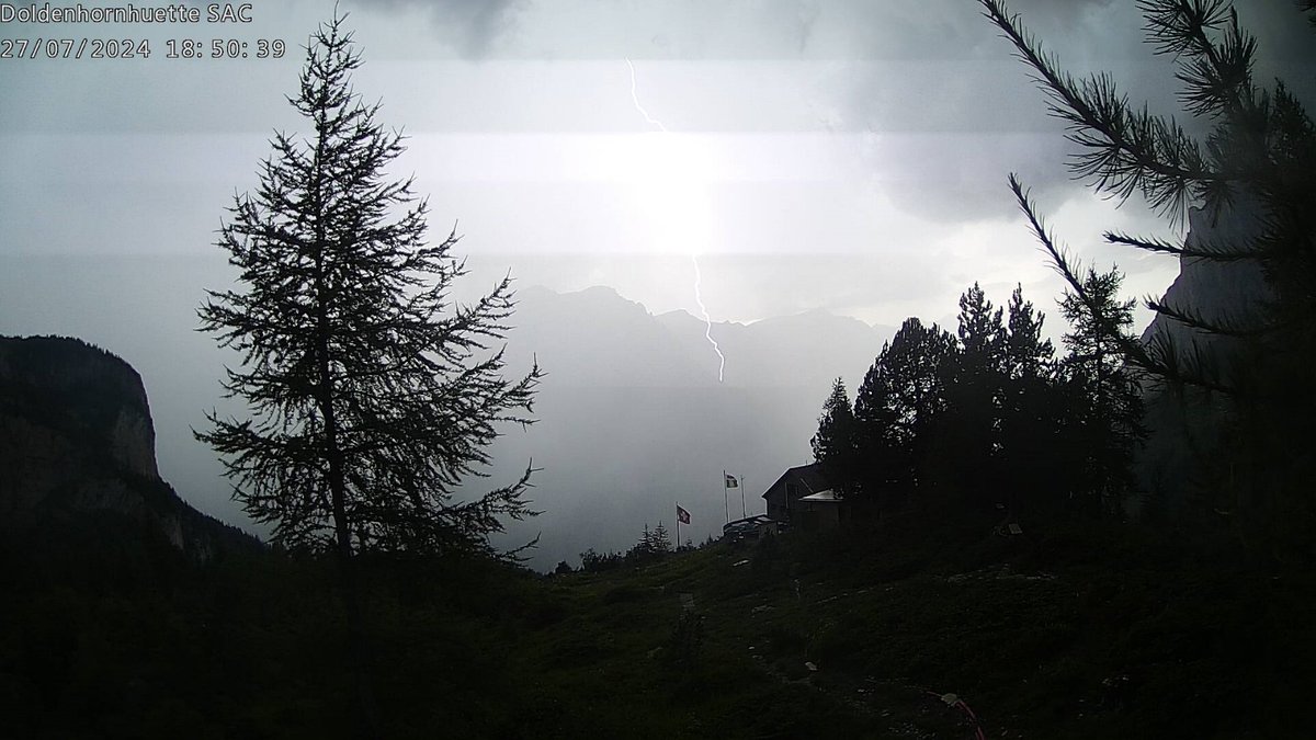 MeteoOberwallis's tweet photo. #Schnappschuss #Webcam #Doldenhornhütte. Leider ging die Kamera nach dieser Aufnahme kaputt. Vermutlich durch einen #Blitzschlag Aufnahme: 27.07.24 https://t.co/ghkMYskn1D