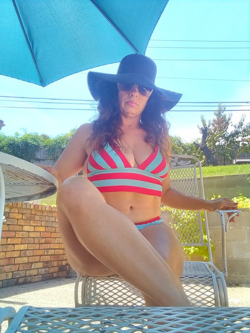 Hanging out by the pool today, looking for some good boys and sissies to humiliate and drain #sexpanther<a href="/tag/sexpanther"class="tags"><span>#sexpanther</span></a><a href="/tag/niteflirts"class="tags"><span>#niteflirts</span></a>