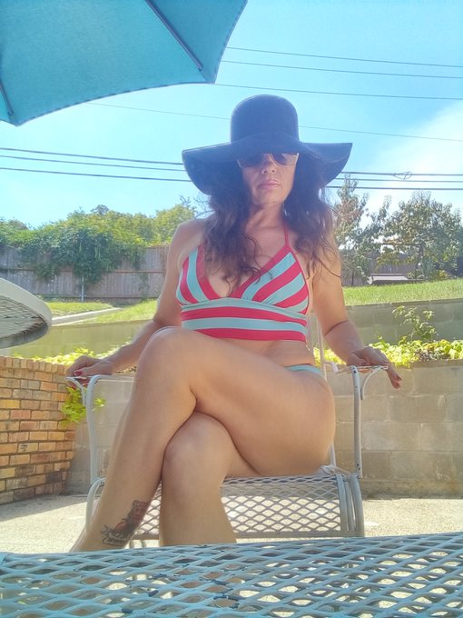 Hanging out by the pool today, looking for some good boys and sissies to humiliate and drain #sexpanther<a href="/tag/sexpanther"class="tags"><span>#sexpanther</span></a><a href="/tag/niteflirts"class="tags"><span>#niteflirts</span></a>
