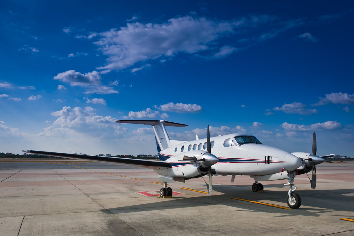 The King Air has maintained a strong presence in the aviation market for over 50 years, with continuous improvements in technology, comfort, and efficiency🔆

#planesmart #aviation #beechcraft #kingair #turboprop #flyprivate