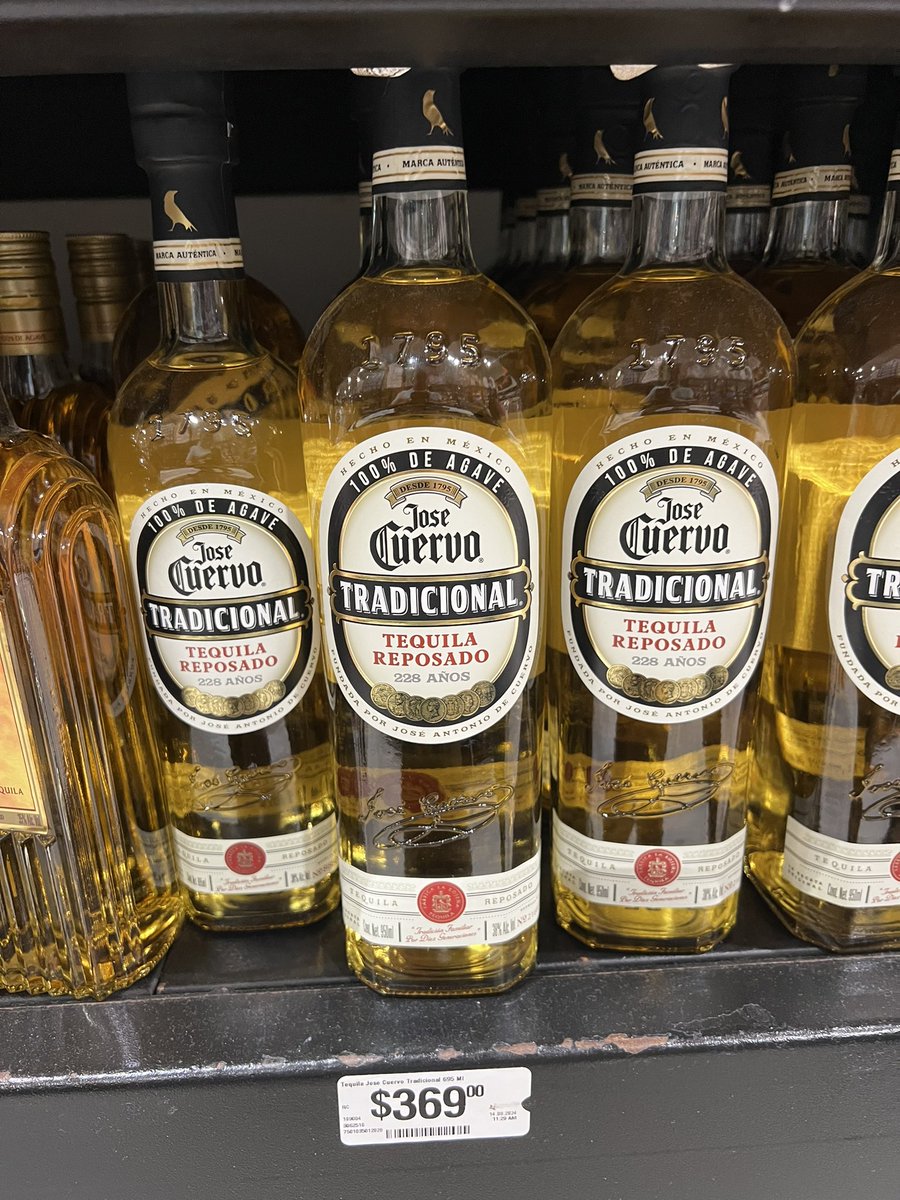 omarjime's tweet photo. @Profeco @Chedrauioficial no me quiere respetar el precio de una botella, dicen q no coinciden los códigos, pero toda la estantería marca un precio para esas botellas. #Ayuda https://t.co/WnIBgUJeBa