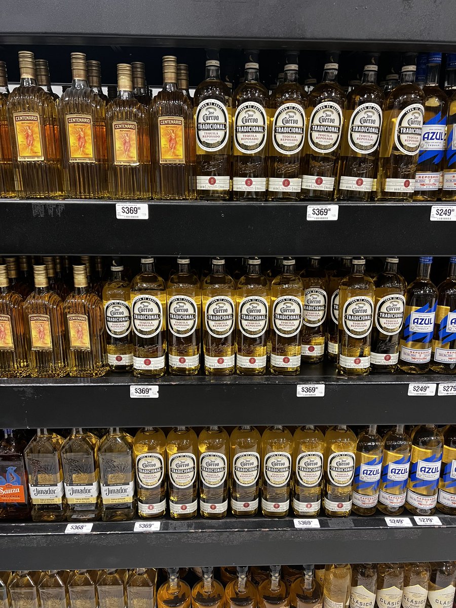 omarjime's tweet photo. @Profeco @Chedrauioficial no me quiere respetar el precio de una botella, dicen q no coinciden los códigos, pero toda la estantería marca un precio para esas botellas. #Ayuda https://t.co/WnIBgUJeBa