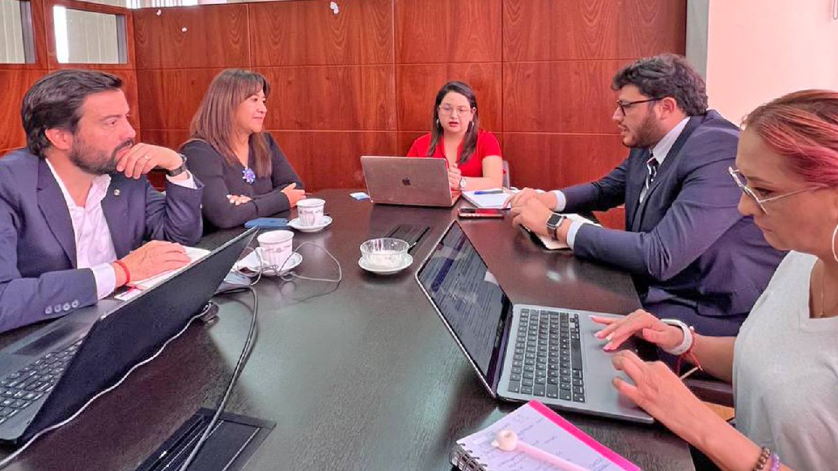 #GestiónDinarp | <a href="/DianaVelsco/">Diana Velasco Aguilar</a>, directora nacional y #SoniaQuezada, representante de la <a href="/OPSECU/">Eigen Layer Foundation</a>, junto con equipos de trabajo, se reunieron para revisar mecanismos que impulsen, a través de la interconexión de datos, la agenda digital de salud del país
#ElNuevoEcuadorResuelve 🇪🇨