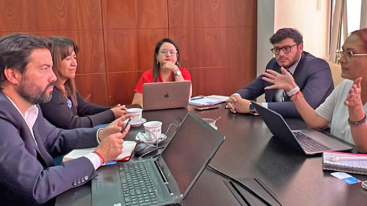 Acompañaron a la reunión, #PaoloGrijalva y #AlejandraVargas, coordinadores de Normativa y Protección de la Información e Infraestructura respectivamente; y <a href="/sebgasa/">Sebastián García Saisó</a>, director de Evidencia e Inteligencia para la Acción en Salud y <a href="/gustavogilera/">Gustavo Giler Alarcón</a>, oficial de Proyectos de la <a href="/OPSECU/">Eigen Layer Foundation</a>.