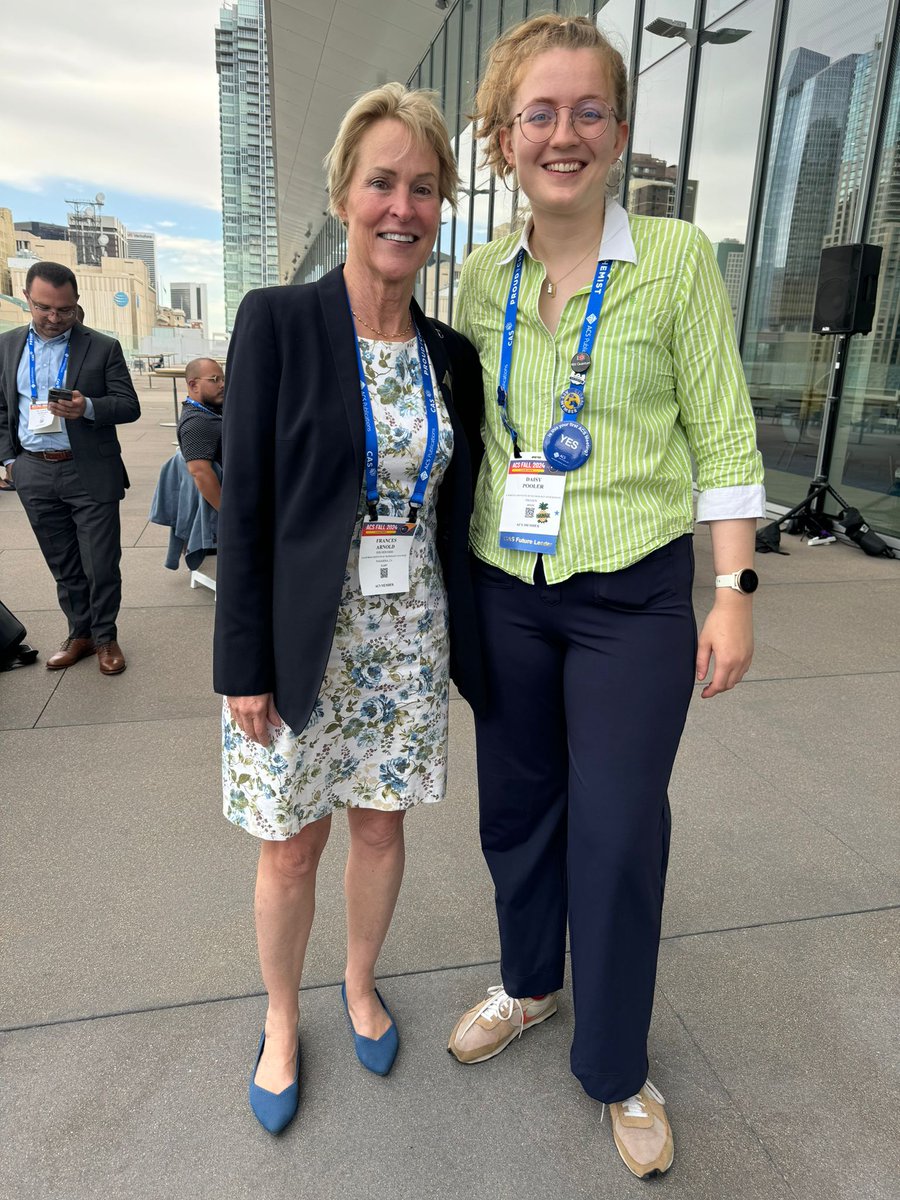 after the fantastic <a href="/cenmag/">C&EN (Chemical & Engineering News)</a> Talented Twelve symposium and luncheon, #CASFutureLeaders meet <a href="/francesarnold/">Frances Arnold</a> !!! what an honour 🤝🫶