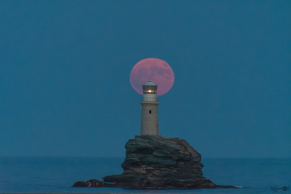 ndendris's tweet photo. Full Moon rising in the Aegean dusk haze over Tourlitis lighthouse in Andros!  Photos by myself and @melistou 
#WorldPhotographyDay #fullmoon https://t.co/gu4sb0gBgr