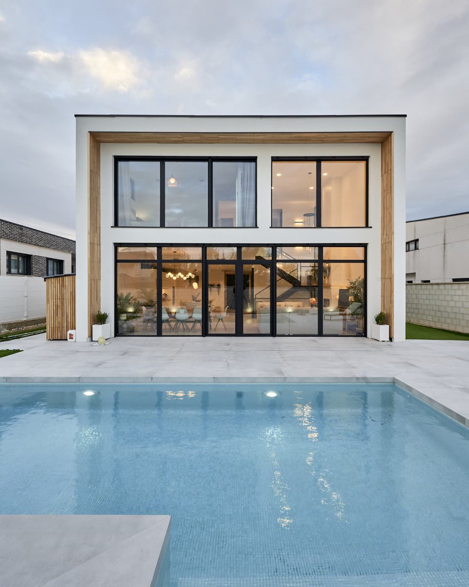 Os presentamos esta impresionante vivienda Passivhaus certificada que hemos diseñado en Madrid.
Diseño de #Espassiv
¡Síguenos para ver más sobre cómo estamos construyendo el futuro sostenible! 🌿🏠
#Zepassiv #Passivhome #grupoayuso #aluartearanda #ViviendaSostenible #Passivhaus