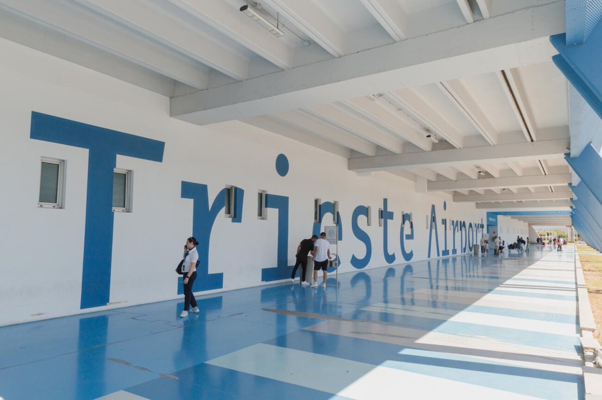 haunts_'s tweet photo. たった1枚ですが、イタリアのトリエステ空港に展示されてます。写真祭のイベントの一部として。
どれだけの人に見てもらえるのか分からないけれど、自分の写真を少しでも見てもらえる機会は貪欲に取り込んでいきたいと思ってる。 https://t.co/1RbLOMbwh7