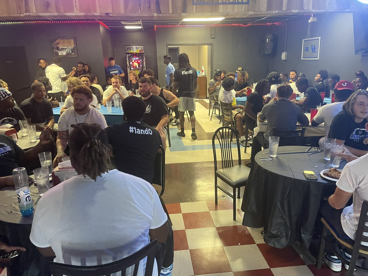 LWUfootball's tweet image. Annual Team Karaoke Night! 🎤 

Fun way to celebrate completing training camp. Congrats to our OL for taking home the 🏆! 

Thanks to our friends at Anderson’s by Mimi for hosting us!

#1and0