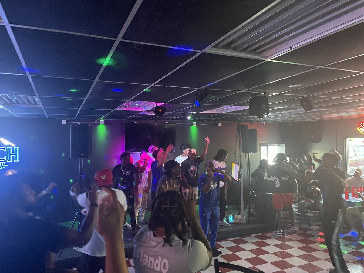 LWUfootball's tweet image. Annual Team Karaoke Night! 🎤 

Fun way to celebrate completing training camp. Congrats to our OL for taking home the 🏆! 

Thanks to our friends at Anderson’s by Mimi for hosting us!

#1and0