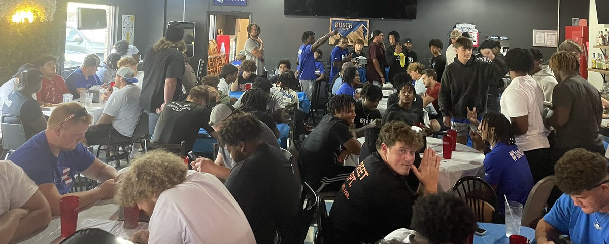 LWUfootball's tweet image. Annual Team Karaoke Night! 🎤 

Fun way to celebrate completing training camp. Congrats to our OL for taking home the 🏆! 

Thanks to our friends at Anderson’s by Mimi for hosting us!

#1and0