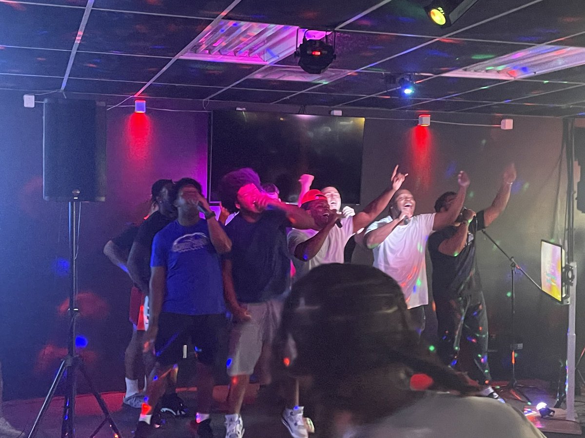 LWUfootball's tweet image. Annual Team Karaoke Night! 🎤 

Fun way to celebrate completing training camp. Congrats to our OL for taking home the 🏆! 

Thanks to our friends at Anderson’s by Mimi for hosting us!

#1and0