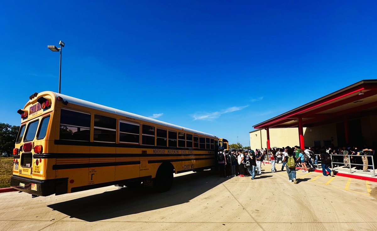 NISDTaft's tweet photo. Day 1️⃣ in the books and our NISD Magic School Bus rides again! 
🍎📚🚌

#FirstDayofSchool #RaiderPride 
#EveryStudentEveryDay https://t.co/JypAJPPAYX