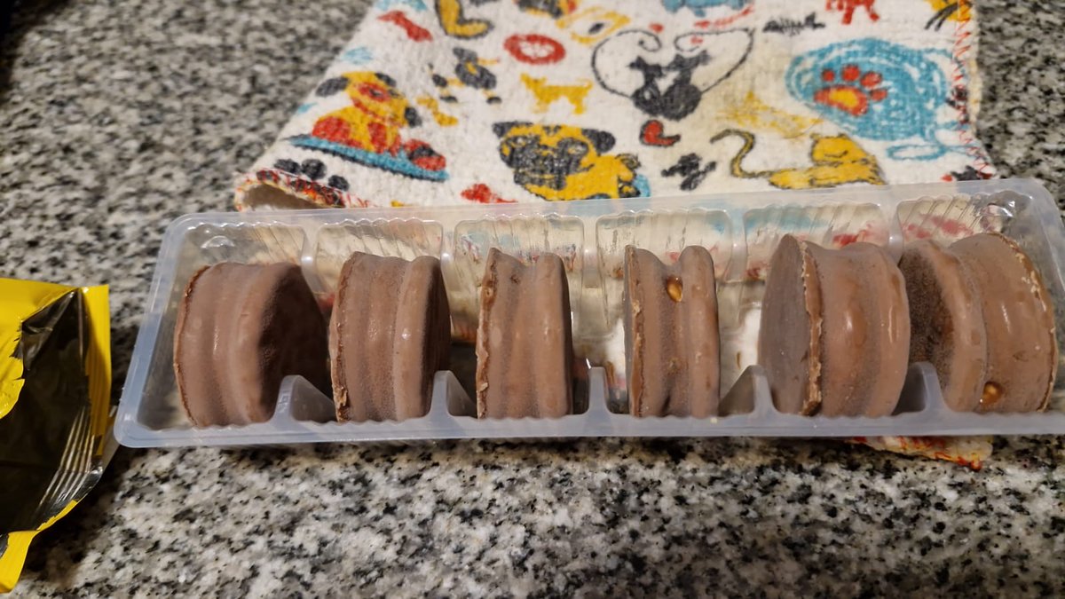 RudeMex's tweet photo. Una vergüenza @arcor, no estamos ni en el mes de vencimiento y ya viene todo hongueado los alfajores bonobon https://t.co/jb1BiIYZIF