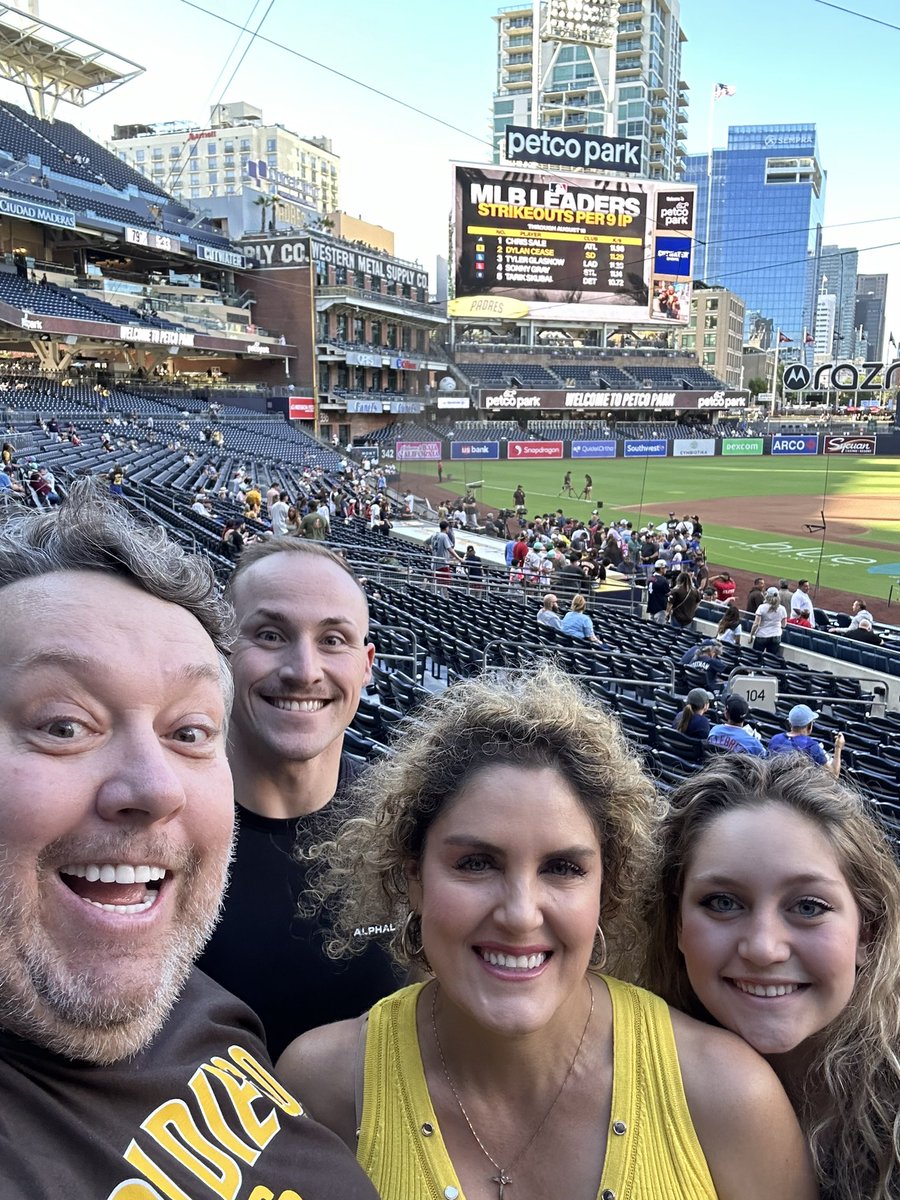 Rbargainhunters's tweet image. After breaking 7 days straight and 40 cases plus we are are taking a day off but we are still looking for home runs at #petcopark with the #sandiegopadres #storagewars #fanaticslive #tradingcards #whatnot #mlb #topps