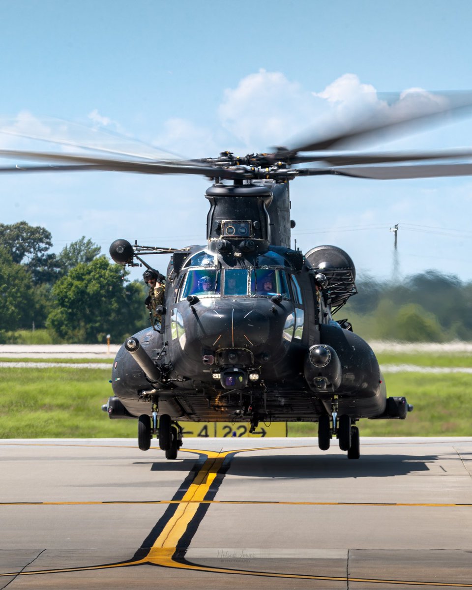 ntoweraviation's tweet photo. Nightstalkers inbound 
@160th_soar @Go160thSoar @TheAviationist @MilitaryTimes https://t.co/nM94AJnK5b