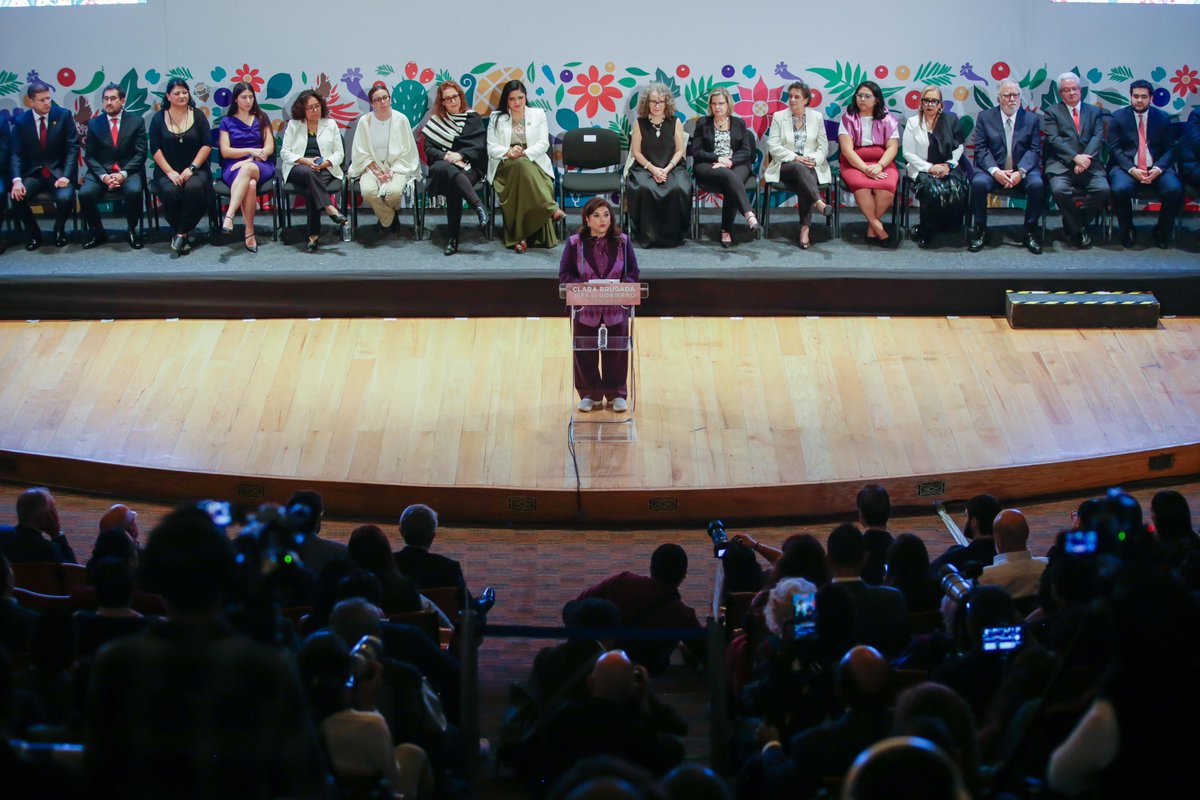 Ines_GONI's tweet photo. ¡Es un honor formar parte del equipo de la Jefa de Gobierno electa @ClaraBrugadaM, junto a mujeres y hombres list@s para servir a la Ciudad con responsabilidad, honestidad y amor al pueblo! Tenemos la tarea de hacer realidad la transformación del mundo del trabajo en la CDMX. https://t.co/pnEu73WQTT