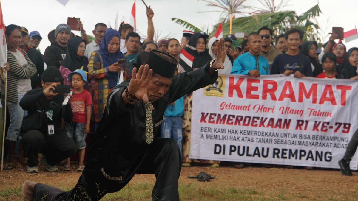 YLBHI's tweet photo. @jokowi @lbhsemarang Ini cerita dari Rempang
Tanggal 18 agustus kemarin, warga melakukan pawai hari kemerdekaan. Mereka menuntut untuk diberikan kemerdekaan dan hak atas tanah milik mereka.
Sampai sekarang, warga Rempang masih menolak relokasi!
#updateRempang https://t.co/iIiUUvuuts