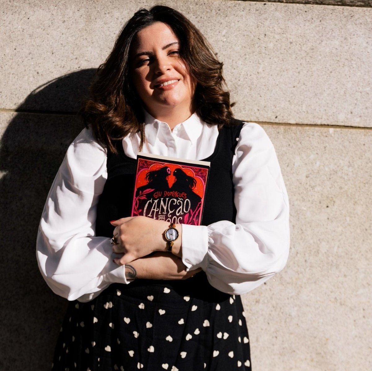 increasycl's tweet image. A maravilhosa @giuldomingues saiu em duas matérias falando sobre seu livro Canção dos Ossos.

💙 Tá incrível demais, confira nos links abaixo:

gay.blog.br/cultura/litera…

jornalnota.com.br/2024/08/09/a-c…