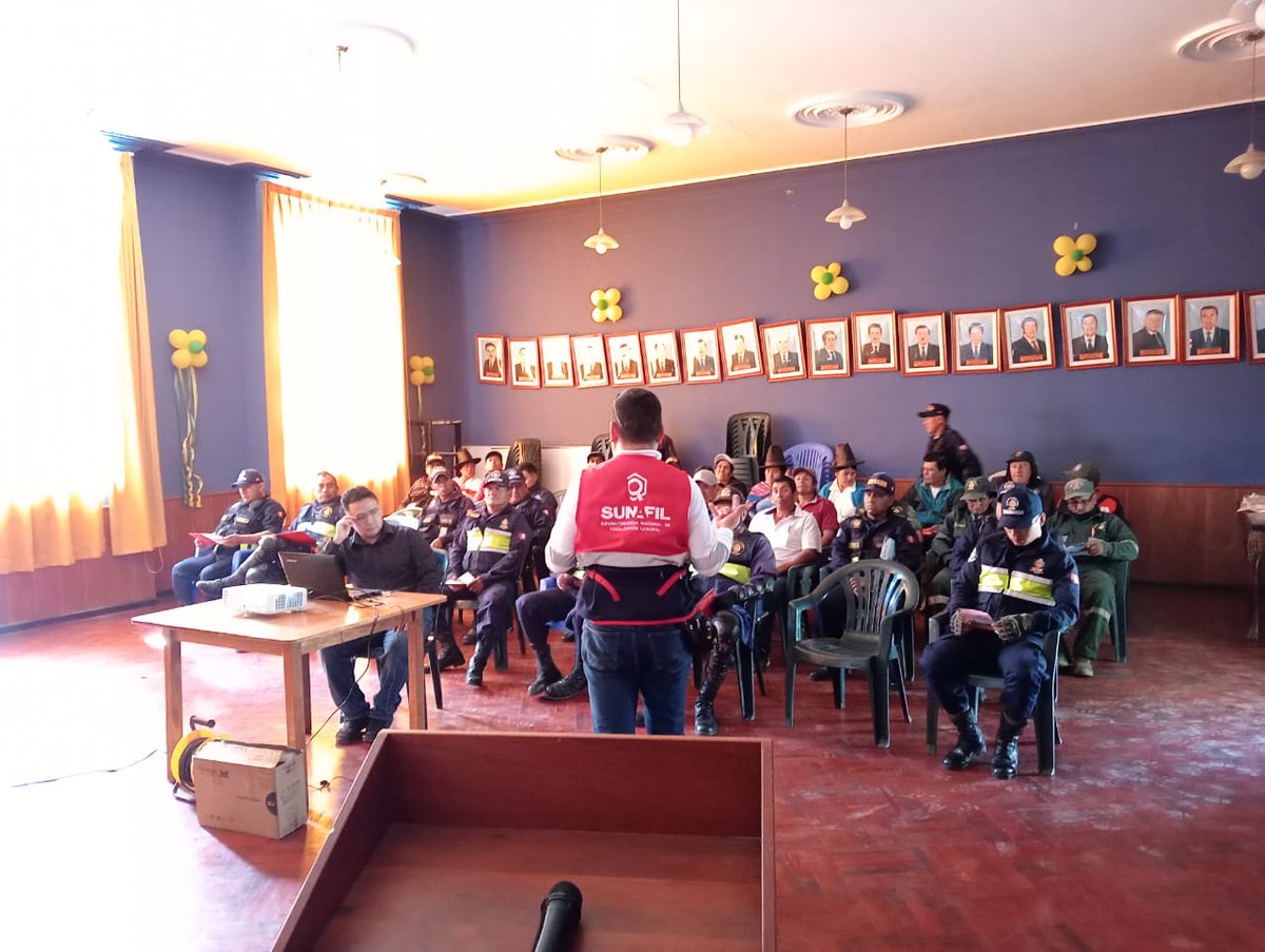 SunafilPeru's tweet photo. 📢 #Áncash:
✅Orientamos a los obreros municipales de la municipalidad provincial de Carhuaz, sobre los conceptos básicos del #IPERC y el cumplimiento de las normas de #SST. Además, se brindó información sobre los servicios y canales de atención de la #Sunafil. https://t.co/nBH9zfloE8