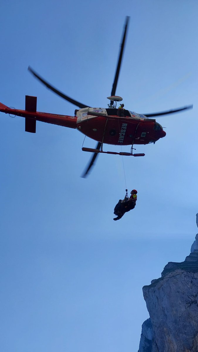 El equipo del helicóptero medicalizado del Gobierno de Cantabria ha evacuado esta tarde a un senderista de 20 años en Picos de Europa, en la zona de los Tornos de  Liordes (Camaleño) que estaba sufriendo vómitos y mareos, con síntomas de intoxicación alimentaria