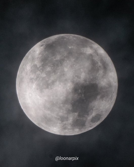 A view of the rare Super Blue Moon of 19/08/2024.