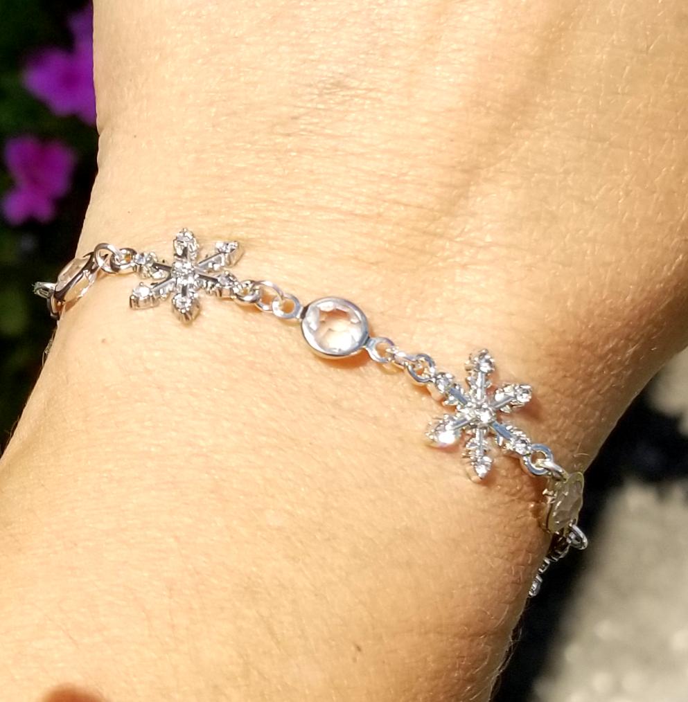 TrendingNowGift's tweet photo. 925 Silver Crystal Snowflake Bracelet #jewelry #bracelet #handmadebracelet #handmadegift #handmadejewelry #snowflake #snowflakejewelry #snowflakebracelet #Christmas #Christmasjewelry #Christmasgift #giftforher #Winter #Winterjewelry #Etsy
https://t.co/tsIv493bUZ via @Etsy https://t.co/2fB9v7oJvm