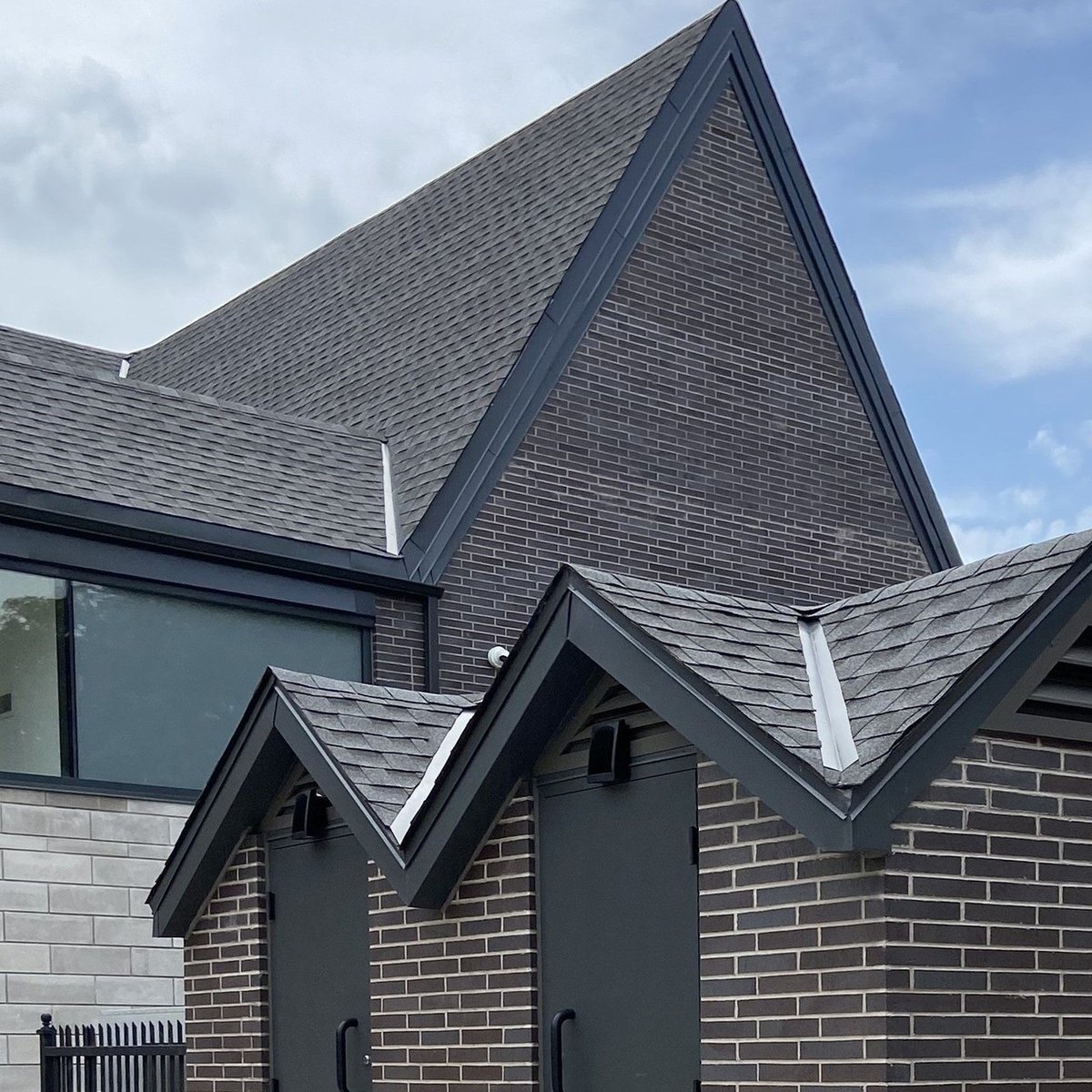 Featured Repost IG:ThamesValleyBrick sharing this St. Mark’s Church Renovation project on 130 Bay Street South, Hamilton, ON. <a href="/cityofhamilton/">City of Hamilton</a>  Project by: IG:AtaArchitects using <a href="/YankeeHillBrick/">Yankee Hill Brick</a> Dark Ironspot (Velour) Norman Size Brick 🧱