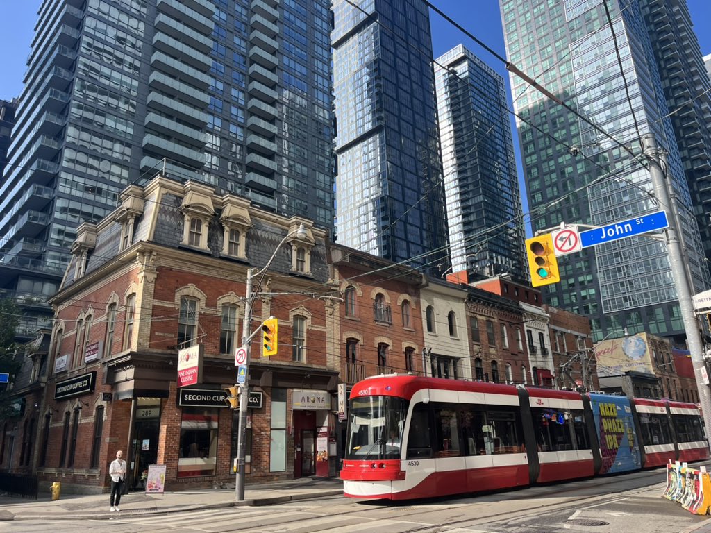 DaphneRHansell's tweet photo. Toronto I was unfamiliar with your game. Genuinely an amazing city https://t.co/CdFmGvLf2s